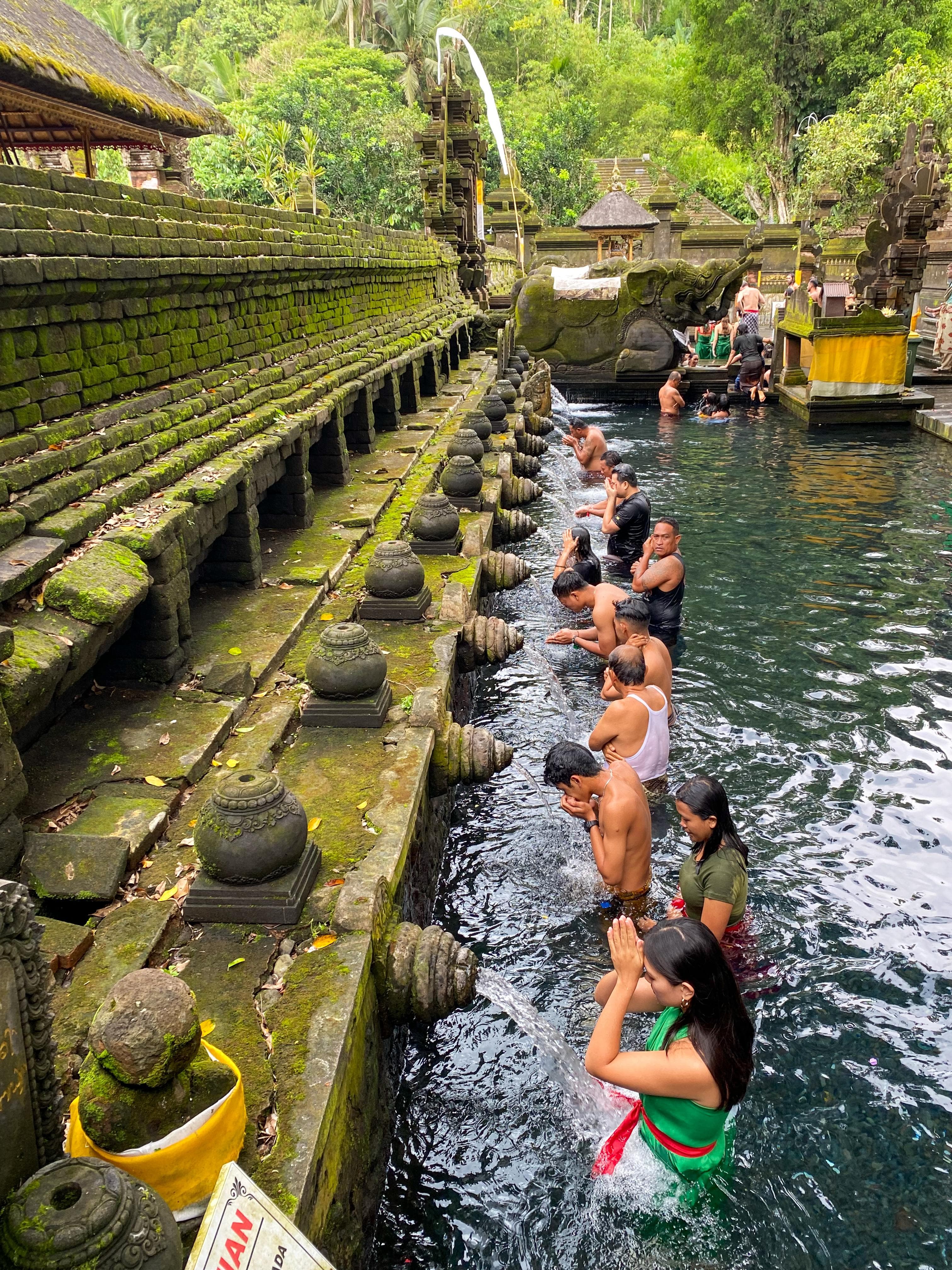 Ceremonia Melukat en Bali - Purificacion con agua sagrada