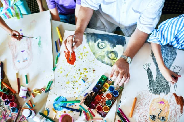 Grupo de arteterapia trabajando juntos
